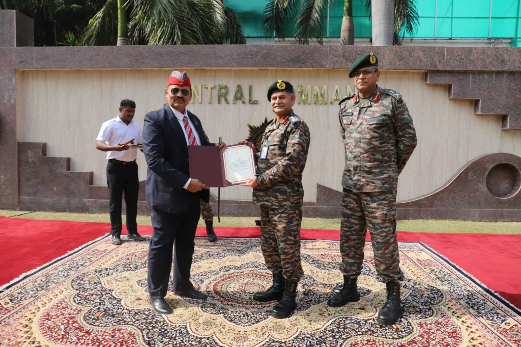 Veterans Achievers Award: लखनऊ में वेटरंस अचीवर्स अवार्ड से सम्मानित हुए रिटायर्ड कर्नल सिद्दीकी और सूबेदार उदय राज सिंह 15 Veterans Achievers Award: General Upendra Dwivedi Honors Colonel MZU Siddiquie and Subedar Uday Raj Singh for Their Remarkable Social Contributions