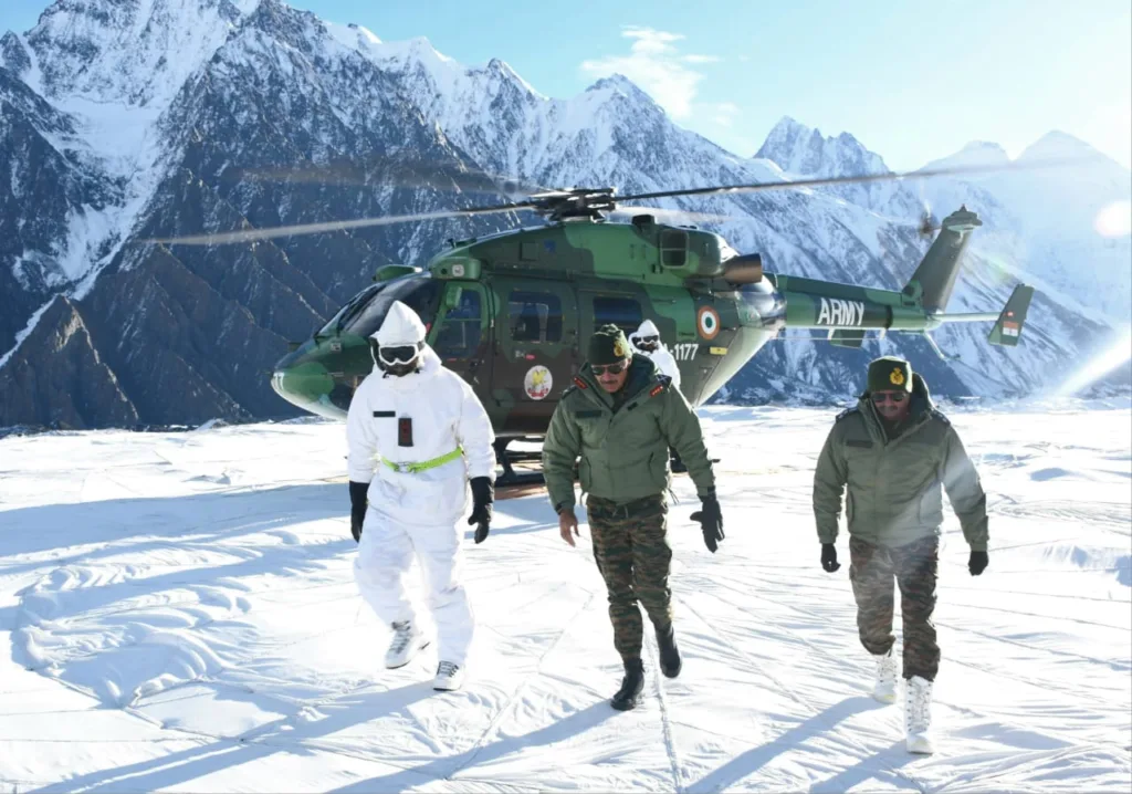 Siachen Glacier: लद्दाख में कड़कड़ाते जाड़े के बीच दुनिया के सबसे ऊंचे और ठंडे युद्धक्षेत्र सियाचिन पहुंचे फायर एंड फ्यूरी कॉर्प्स के जीओसी लेफ्टिनेंट जनरल हितेश भल्ला 9 Siachen Glacier: Amid Harsh Winter in Ladakh, Fire and Fury Corps GOC Lt Gen Hitesh Bhalla Visits the World's Highest and Coldest Battlefield