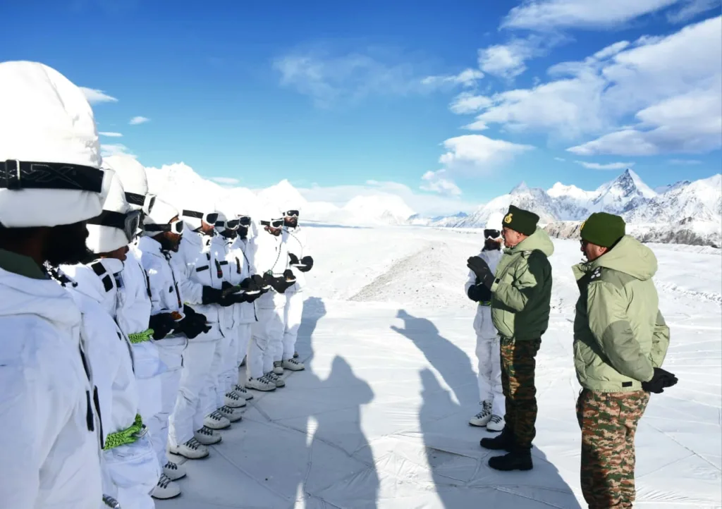 Siachen Glacier: Amid Harsh Winter in Ladakh, Fire and Fury Corps GOC Lt Gen Hitesh Bhalla Visits the World's Highest and Coldest Battlefield