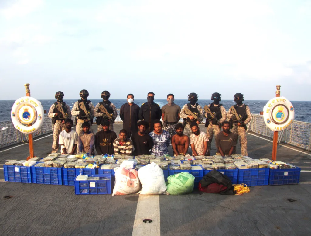Narcotics Seizure By Indian Navy: भारतीय नेवी और श्रीलंकाई नौसेना ने नाकाम की तस्करी, संयुक्त कार्रवाई में 500 किलो मादक पदार्थ जब्त 2 narcotics-seizure-by-indian-navy-indian-and-sri-lankan-navies-intercept-500-kg-of-drugs-in-joint-operation