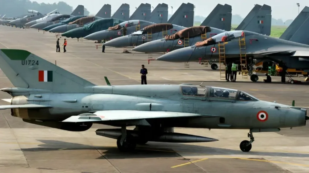 MiG-21: The Iconic 'Flying Coffin' of 1971 Gets a Lifeline! Tejas Jet Production Challenges Force IAF to Extend Service