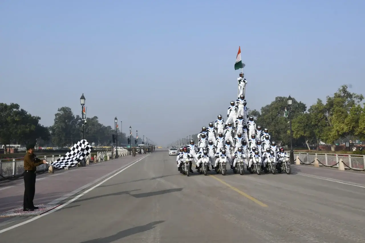 Daredevils: भारतीय सेना के डेयरडेविल्स ने बनाया नया वर्ल्ड रिकॉर्ड, कर्तव्य पथ पर दिखाए अद्भुत करतब 1 Daredevils: Indian Army Sets New World Record with Stunning Feat at Kartavya Path