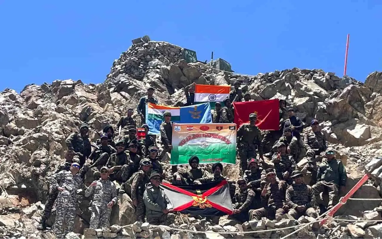 Kargil Vijay Diwas 2025: कारगिल विजय की 26वीं सालगिरह से पहले तोलोलिंग टॉप पर पहुंची भारतीय सेना, ऐसे दी वीरों को दी श्रद्धांजलि 2 Kargil Vijay Diwas 2025: Indian Army Pays Tribute at Tololing Top Ahead of 26th Anniversary