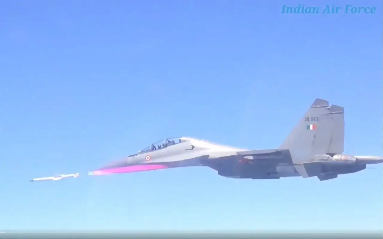 Astra BVRAAM: एस्ट्रा मिसाइल में लगाया स्वदेशी सीकर, DRDO और वायुसेना ने Su-30 MKI से किया सफल परीक्षण 3 Astra BVRAAM Test: DRDO & IAF Successfully Fire Indigenous Seeker-Equipped Missile from Su-30 MKI