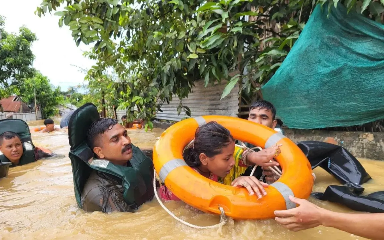 OP JAL RAHAT 2: हिमाचल से लेकर पूर्वोत्तर तक भारतीय सेना बनी 'मसीहा', बाढ़ में फंसी जिंदगियों के बीच उम्मीद बने जवान 6 OP Jal Rahat 2: Indian Army Emerges as Lifesaver from Himachal to Northeast, Rescuing Lives Amid Devastating Floods