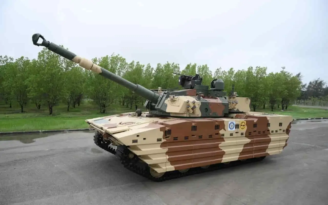 Zorawar Light Tank Trials: जानें भारतीय सेना कब शुरू करेगी भारत के स्वदेशी लाइट वेट टैंक जोरावर के ट्रायल्स, दूसरे प्रोटोटाइप में किए ये सुधार 1 Zorawar Light Tank Trials: Indian Army to Begin User Testing in August 2025 with Improved Second Prototype